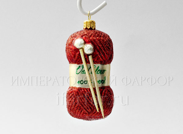 Christmas tree toy The yarn on the needles is red