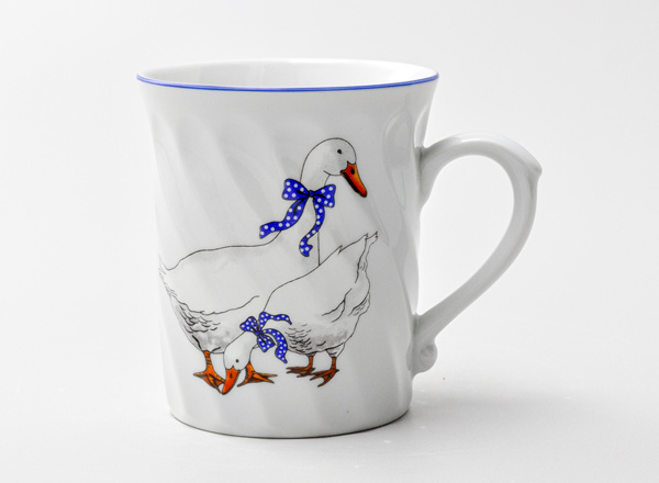 Mug Geese. Two geese - one looks to the right, the other bites Zakrouceny