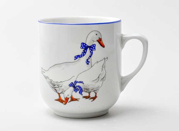 Mug Geese. Two geese - one looks to the right, the other bites Obycejne