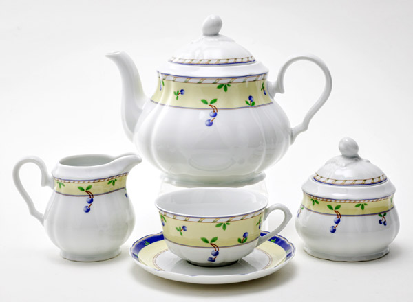 Tea Set Small berries on a pale yellow background 6/17 Rose