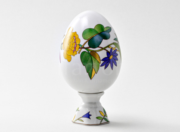 Easter egg med.size on a stand Motley wreath Egg